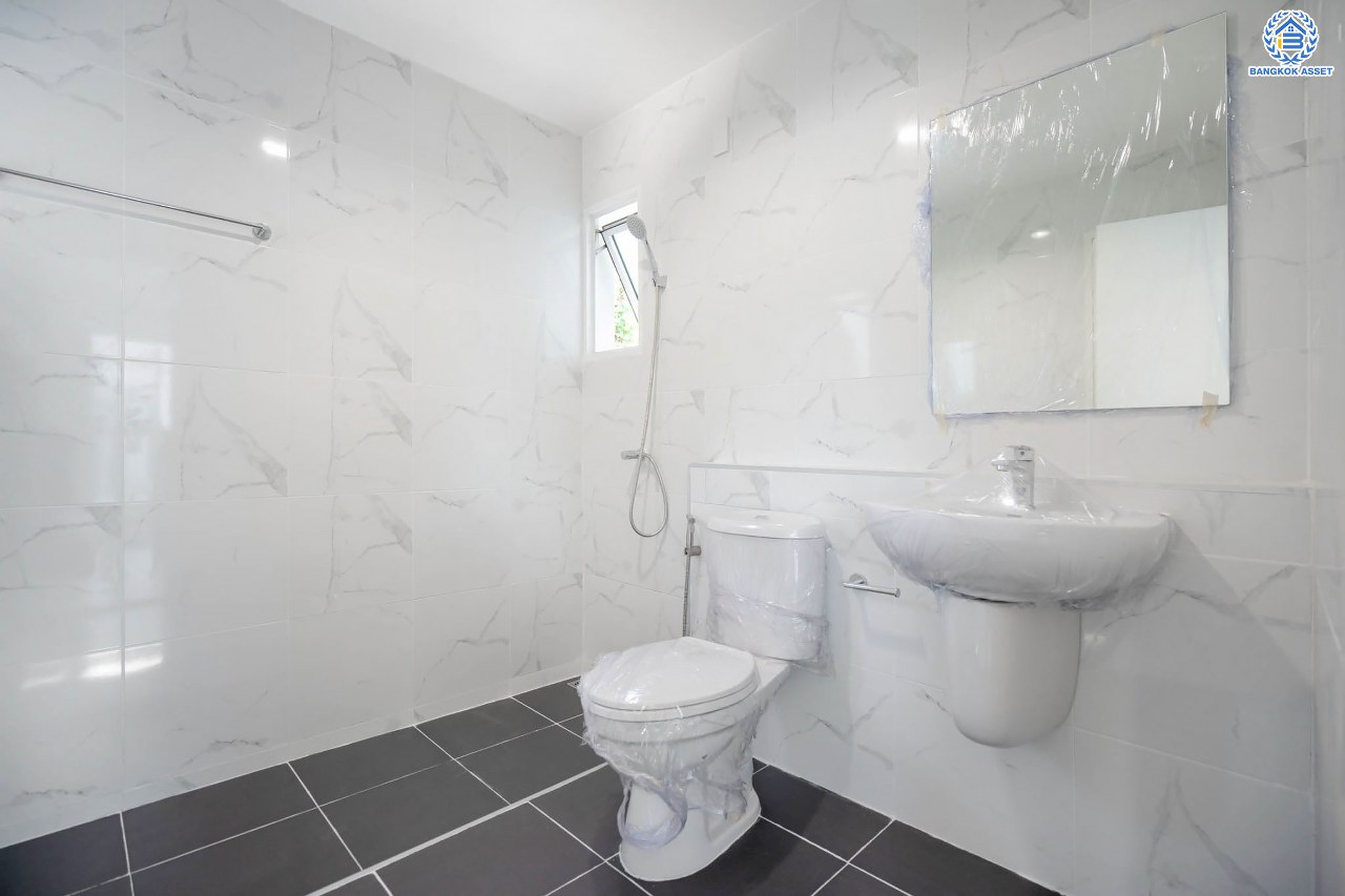 บ้านมือสองตกแต่งใหม่ ดีไซน์สวย โครงการ ชวนชื่นโมดัส จรัญฯ-ปิ่นเกล้า หลังมุม เนื้อที่ 54.7 ตร.ว. ฟังก์ชัน 3 ห้องนอน 2 ห้องน้ำ 1 ห้องอเนกประสงค์ จอดรถได้ 2 คัน รองรับทุกกิจกรรม บนทำเลเชื่อมต่อหลายเส้นทาง ใกล้จุดขึ้นทางด่วน "ประจิมรัถยา" และรถไฟฟ้าสายสีแดง "สถานีบางบำหรุ"